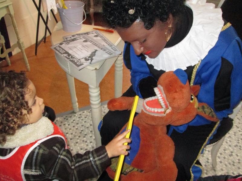 Huisgenootjes op bezoek bij Sinterklaas